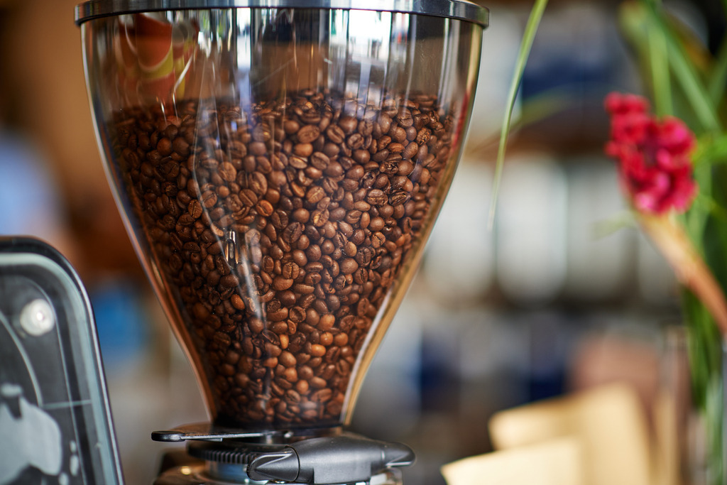 Cafebrennerei Franze | Wien, Austria - July 24, 2019: Cafebrennerei Franze am Kutschkermarkt; Kaffeebohnen im Glasbehälter der Kaffeemaschine. - Realisiert mit Pictrs.com