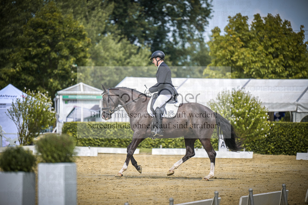 DOS_2756 | Entdecke hochwertige Reitturnierfotos von Foto Oger. Professionell, emotional und authentisch – jetzt Lieblingsmomente im Shop bestellen.Deutschlandweite Turnierfotografie. - Realisiert mit Pictrs.com