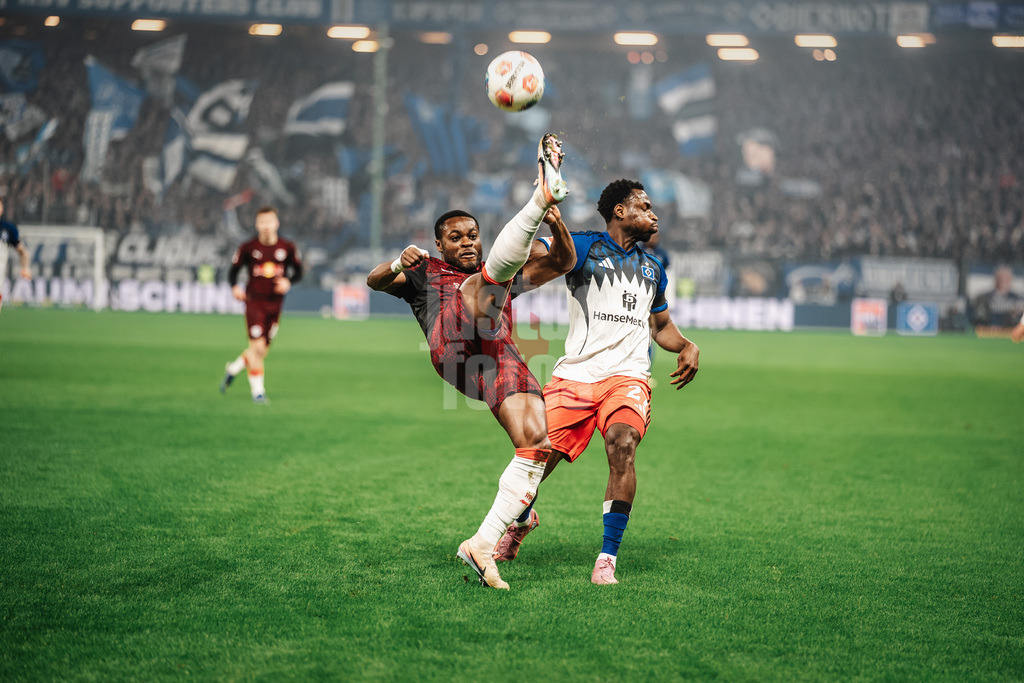 Fußball | Männer | Saison 2025/2026 | 1. Fußball-Bundesliga | 24. Spieltag | Hamburger SV vs. RB Leipzig | 01.03.2026 | v.l. Ridle Baku (#17, RB Leipzig) gegen Philip Otele (#27, HSV)