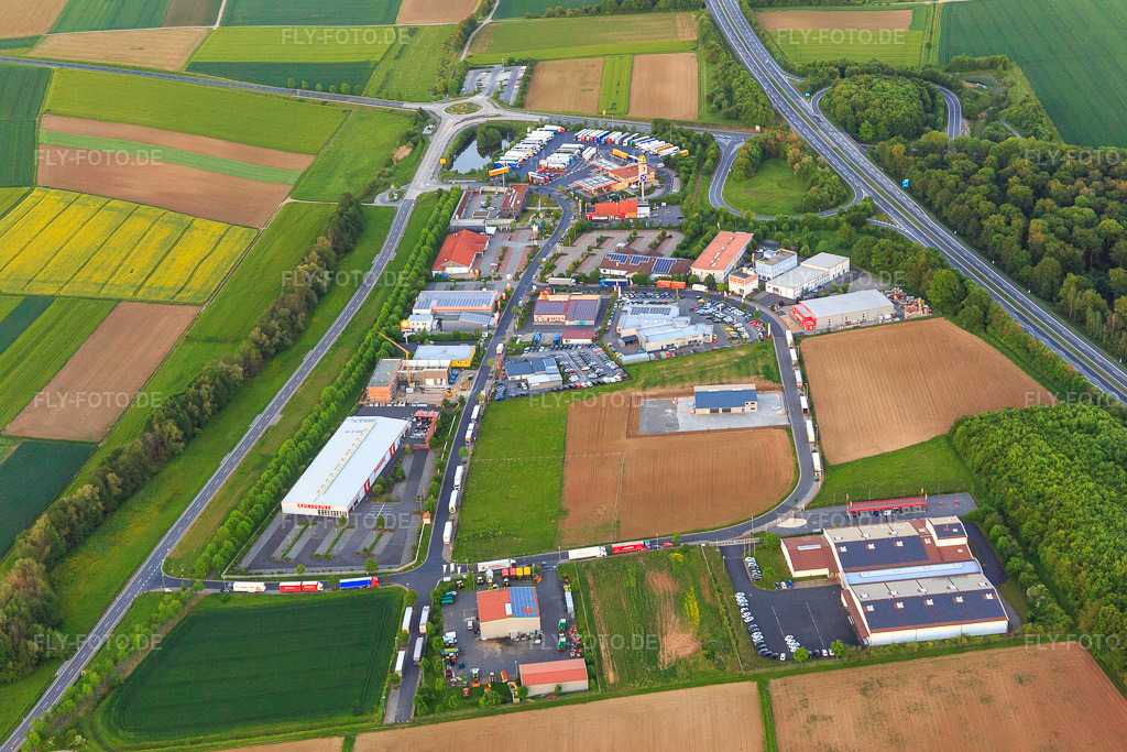 Luftbild: Gewerbegebiet A70 mit Euro Rastpark Werneck an der Anschlussstelle Werneck mit Krämer MEGA STORE Werneck / Schweinfurt, Frankenwaschpark, Hotel Autohof Werneck im Ortsteil Schnackenwerth in Werneck im Bundesland Bayern in Deutschland.Foto: IMG_099950.jpg vom 25.05.2017 durch Werner Riehm/FLY-FOTO.deKrämer Pferdesport | Reitzubehör und ReitsportartikelWerneck