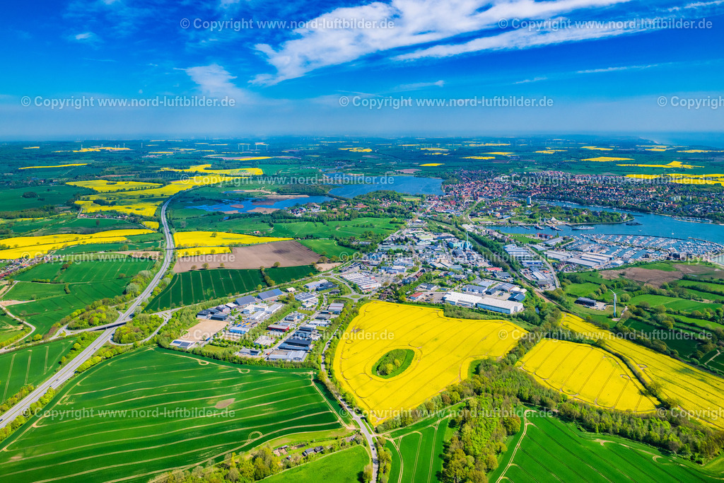 Neustadt_In_Holstein_ELS_5368010524 | NEUSTADT IN HOLSTEIN 01.05.2024 Ortsansicht an der Meeres-Küste der Ostsee in Neustadt in Holstein im Bundesland Schleswig-Holstein. // Townscape on the seacoast of Baltic Sea in Neustadt in Holstein in the state Schleswig-Holstein. Foto: Martin Elsen