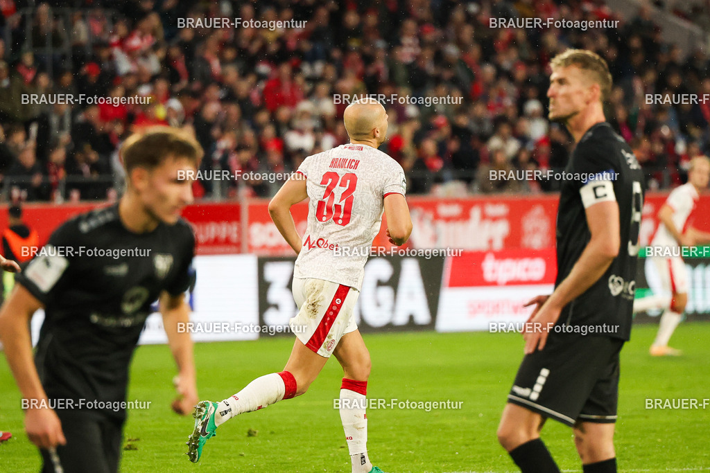 Rot-Weiss Essen - 1.Fc Schweinfurt | Essen, Deutschland, 02.11.2025 Tobias Kraulich  (Rot-Weiss Essen) schaut während des 3.Liga Spiels zwischen  Rot-Weiss Essen und 1.Fc Schweinfurt am 02.11.2025 im Stadion an der Hafenstraße in Essen. (Foto von Timo Bluhmki-Schmidt/Brauer Fotoagentur