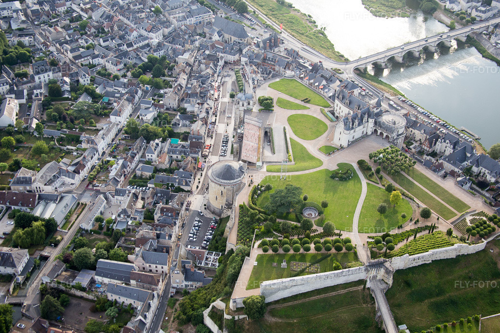 Vue aérienne: Complexe castral du Château Royal d'Amboise à Amboise dans le département Indre et Loire, France – .Photo: IMG_082393.jpg prise le 20/06/2015 par Werner Riehm/FLY-FOTO.eu – Résolution de l'original: 5472 x 3648 px