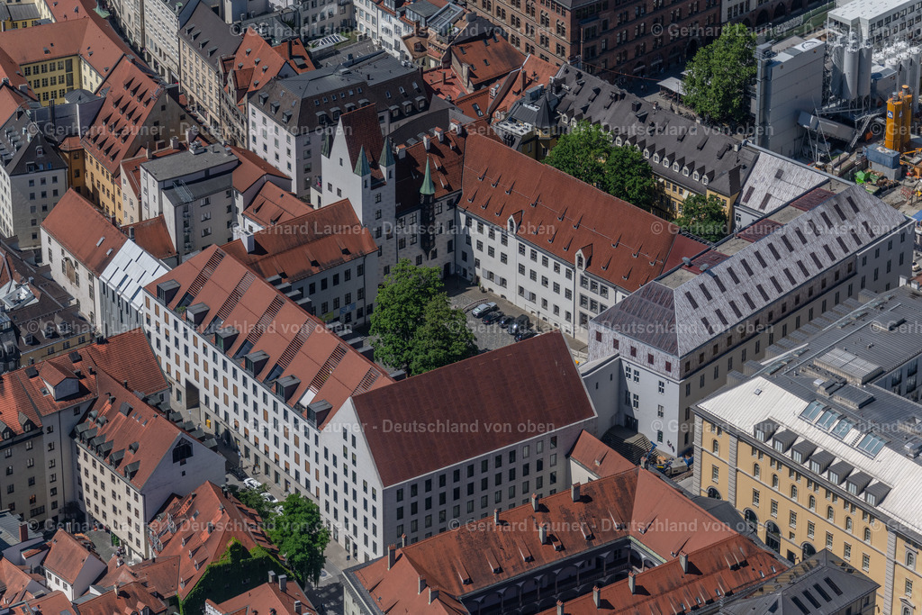4031135 | MüNCHEN 12.06.2020 Bürogebäude des Verwaltungs- und Geschäftshauses " Alter Hof " im Ortsteil Altstadt in München im Bundesland Bayern, Deutschland. Der burgähnliche Flügelbau war die einstige Residenz von Ludwig IV.. Weiterführende Informationen bei: Aristo Personnel GmbH,  Bank Vontobel Europe AG,  Bayerisches Landesamt für Denkmalpflege - Landesstelle für die nichtstaatlichen Museen in Bayern. // Office building " Alter Hof " in the district Altstadt in Munich in the state Bavaria, Germany. Further information at: Aristo Personnel GmbH,  Bank Vontobel Europe AG,  Bayerisches Landesamt fuer Denkmalpflege - Landesstelle fuer die nichtstaatlichen Museen in Bayern. Foto: Gerhard Launer