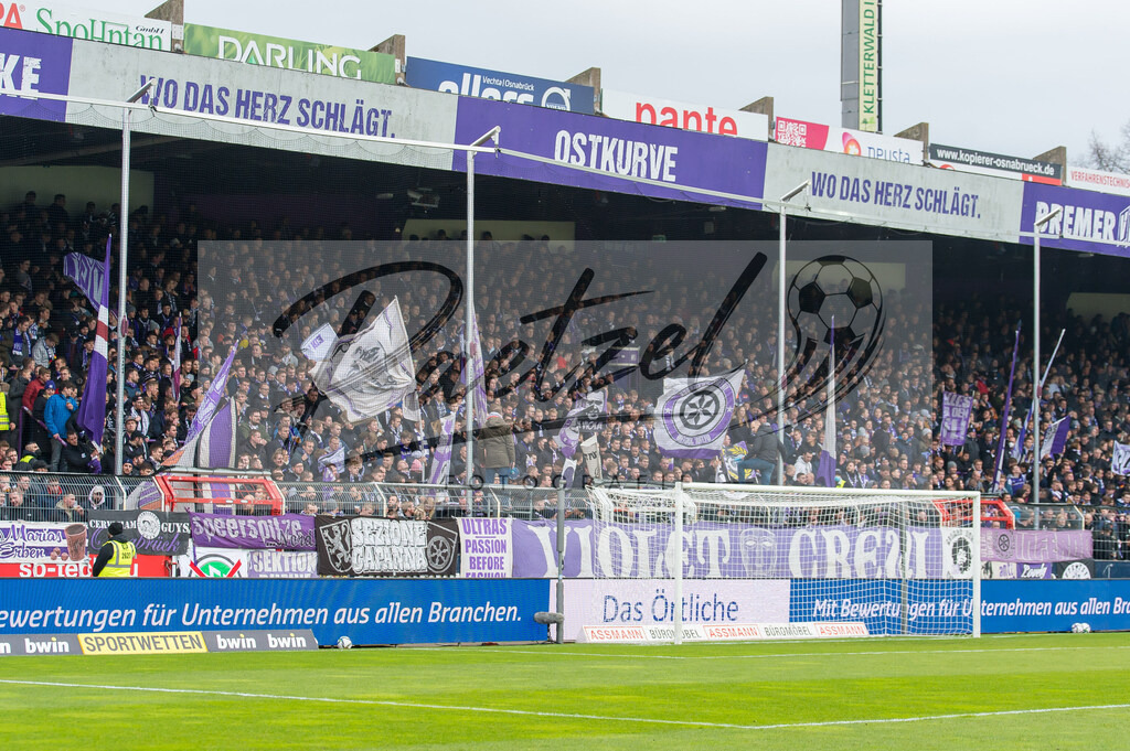 OSNTSV20211106_145 | Fussball, Herren: . Fans von VfL Osnabrueck bei dem Spiel der 3. Liga zwischen VfL Osnabrueck und TSV 1860 Muenchen im Stadion an der Bremer Bruecke am 06.11.2021 in Osnanbrueck, Deutschland.DFB / DFL REGULATIONS PROHIBIT ANY USE OF PHOTOGRAPHS AS IMAGE SEQUENCES AND/OR QUASI-VIDEO. - Realisiert mit Pictrs.com