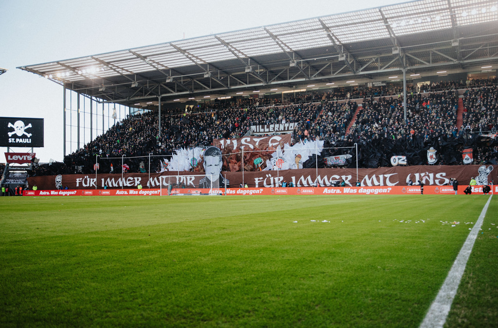 IMG_3168 | Der offizielle Shop für FC St. Pauli Fotos. Wähle aus Spielszenen & Fanmomenten dein FCSP Wunschformat. Wir liefern Millerntor-Atmosphäre.