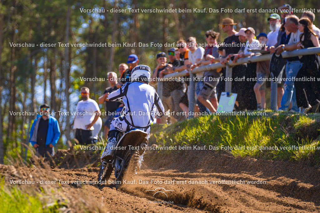 20260501_MCWriezen-3287 | Sportfotografin aus Berlin-Brandenburg mit Fokus auf Motocross. Ich halte deine sportliche Leistung und echte Emotionen auf und neben der Strecke professionell fest. Entdecke die Fotos von deinem Rennen und bestelle sie direkt hier im Shop.