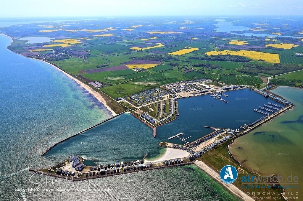 Luftbilder Ostseefjord Schlei, Maasholm, Port Olpenitz, Schleimünde | Die Entwicklung erfolgt unter der Leitung von Port54, die über 150 Unterkünfte, darunter moderne Ferienhäuser am Strand, Apartments mit Ostseeblick und schwimmende Hausboote im Hafen, anbietet.