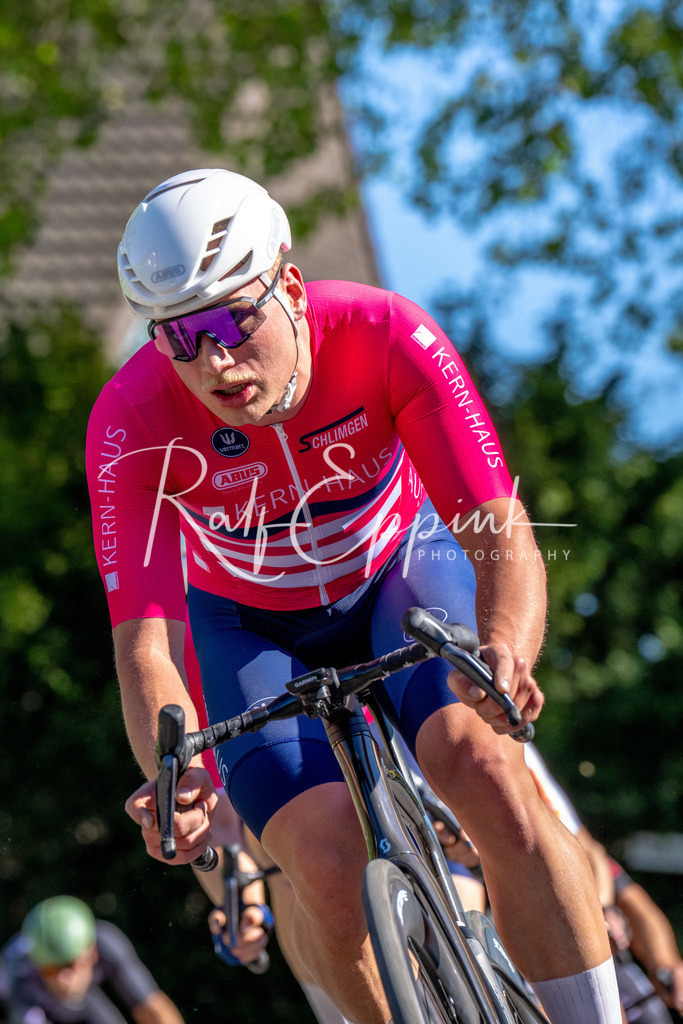 Spurt in den Mai 2026 - Großer Preis der Sparkasse Neuss | Annual one-day road cycling race "Großer Preis der Sparkasse Neuss" held in Büttgen, Germany, organized by VfR Büttgen 1912 e.V. The event features multiple races across all age categories from U11 youth to Elite men. - Realisiert mit Pictrs.com