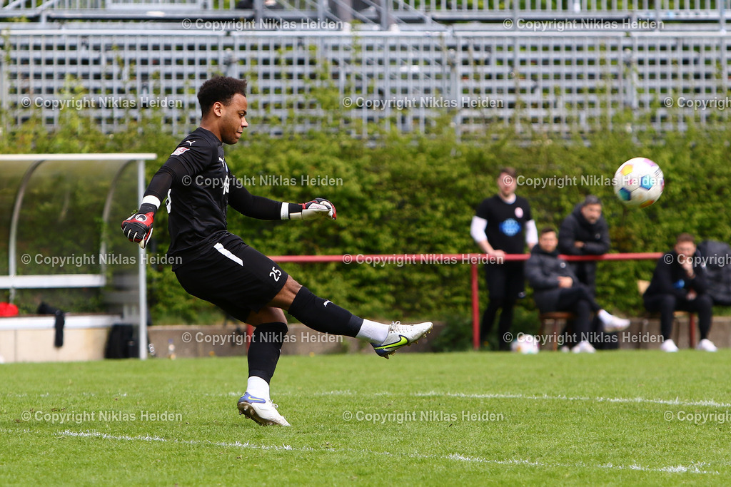 NH_EimsbüttelerTV_HolsteinKielU23_RegionalligaNord_21042024 | #25 Jarmain Chinonso Ozuzu (Holstein Kiel U23)

Fußball I Herren I Regionalliga Nord I Saison 2023-2024 I 30. Spieltag I Eimsbütteler TV - Holstein Kiel U23 I 21.04.2024 I Sportpark Eimsbüttel