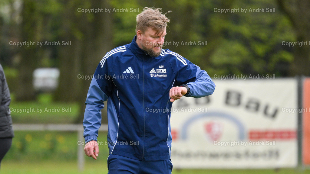 MTSV Hohenwestedt (grün) vs TuS Rotenhof (blau) | Trainer Arend Müller (MTSV) / Fußball-Oberliga Männer 2025/2026 / MTSV Hohenwestedt (grün) vs TuS Rotenhof (blau) / Sportplatz Wilhelmhöh / Hohenwestedt / 25.04.26 - Realisiert mit Pictrs.com