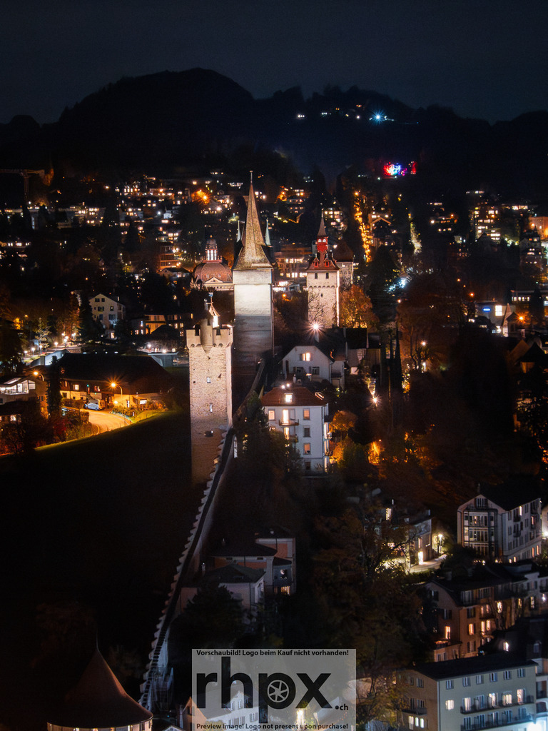 Museggmauer Nacht | Turm. Mauer. Geschichte.Die Museggmauer und ihre Türme, von der Nacht umhüllt, bilden einen faszinierenden Kontrast zu den warmen Lichtern der Wohngebiete. Dieses Bild fängt die historische Weite und Geborgenheit der Luzerner Altstadt ein.Wähle unter "Produktauswahl" dein Wunschformat: Vom klassischen Wandbild über Puzzle &amp; Tassen bis zum digitalen Download (z.B. als Handy-Hintergrund). - Realisiert mit Pictrs.com
