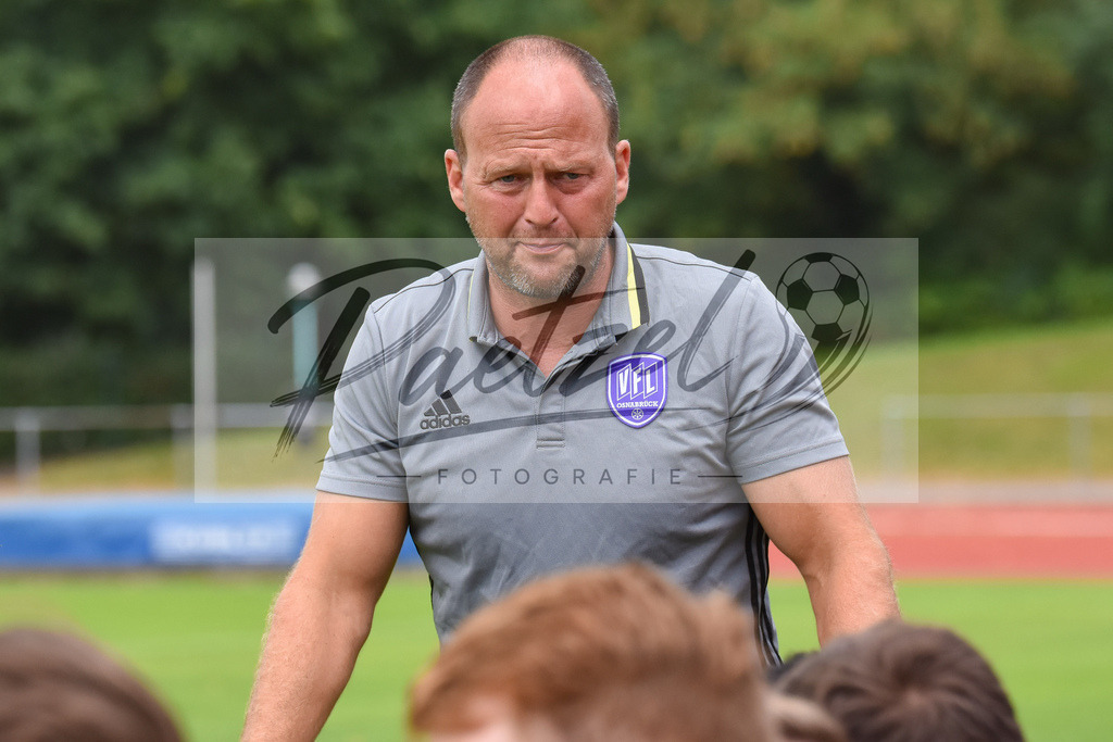 20180728_OSNSVR_0021 | Fußball, A-Junioren: Trainer Marko Tredup (VfL Osnabrück) schaut beim Testspiel zwischen VfL Osnabrück vs. SV Rödinghausen am 28.07.2018 im Sportpark Illoshöhe in Osnabrück, Deutschland.(Foto von Nico Paetzel) - Realisiert mit Pictrs.com