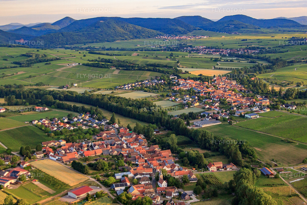 Luftbild: Ortsansicht von Südosten im Ortsteil Klingen in Heuchelheim-Klingen im Bundesland Rheinland-Pfalz in Deutschland. Foto: IMG_67850.jpg vom 14.06.2014 durch Werner Riehm/FLY-FOTO.deAuflösung des Originals: 4531 x 3021 px