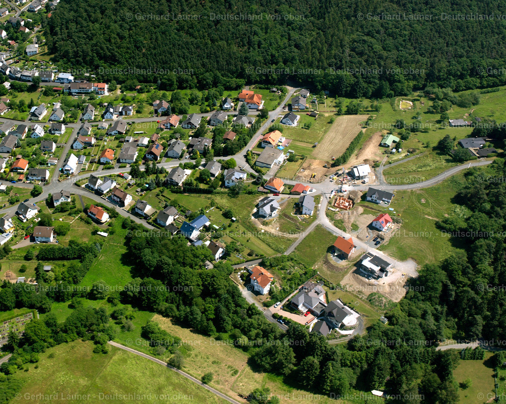 2610629 | BALLERSBACH 09.06.2006 Von Wald und Forstgebieten umgebener Ortskern der Straßen und Häuser und Wohngebiete in Ballersbach im Bundesland Hessen, Deutschland // Surrounded by forest and forest areas center of the streets and houses and residential areas in Ballersbach in the state Hesse, Germany Foto: Gerhard Launer