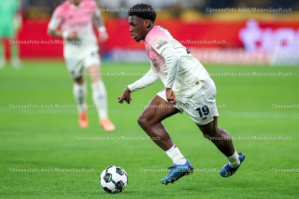BVB02122501021 | 02.12.2025, Fußball, DFB-Pokal, Borussia Dortmund - Bayer 04 Leverkusen, Achtelfinale, Signal Iduna Park, Saison 2025 2026: Ernest Poku (Bayer04 #19) DFB regulations prohibit any use of photographs as image sequences and or quasi-video.
