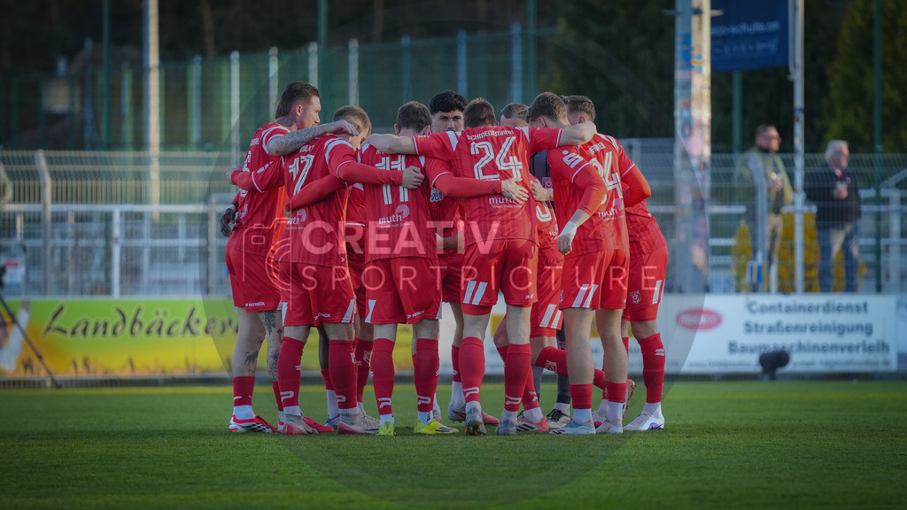 Fußball, Herren, Saison 2025/2026, Regionalliga Nordost, 22. Spieltag, FSV 63 Luckenwalde vs. Hallescher FC, Dienstag 07.04.2026, Werner-Seelenbinder-Stadion Luckenwalde, | Fußball, Herren, Saison 2025/2026, Regionalliga Nordost, 22. Spieltag, FSV 63 Luckenwalde vs. Hallescher FC, Dienstag 07.04.2026, Werner-Seelenbinder-Stadion Luckenwalde, Im Bild: Der Mannschaftskreis des Halleschen FC vor Spielbeginn. - Realisiert mit Pictrs.com