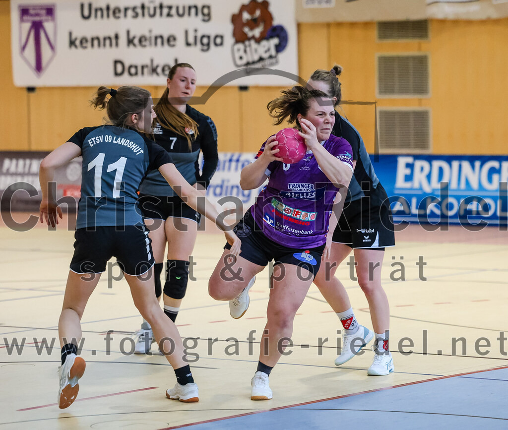 2024-03-23_036_SpVgg_Altenerding_II_gegen_ETSV_09_Landshut | Erding, Deutschland, 23.03.2024:
Handball, Bezirksliga Frauen Altbayern 2023 / 2024, 19. Spieltag, SpVgg Altenerding II gegen ETSV 09 Landshut, Endergebnis: 22:18

Lena Klosik (ETSV 09 Landshut, #11), Miriam Deuschle (SpVgg Altenerding, #3)

Foto: Christian Riedel / fotografie-riedel.net