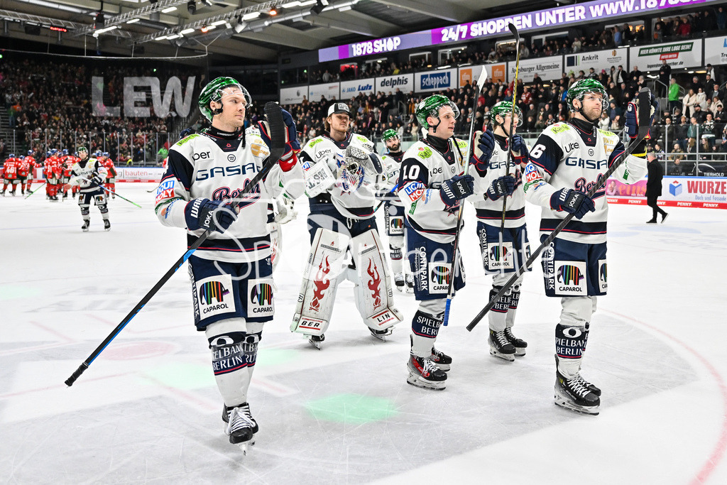 Augsburger Panther - Eisbären Berlin | aUGSBURG, GERMANY - 27. JANUARY: die Spieler der Eisbären bedanken sich bei den Mitgereisten Fans nach dem Match zwischen den Augsburger Panthern und den Fischtown Pinguins am 43. Spieltag der Penny DEL im Curt Frenzel Stadion