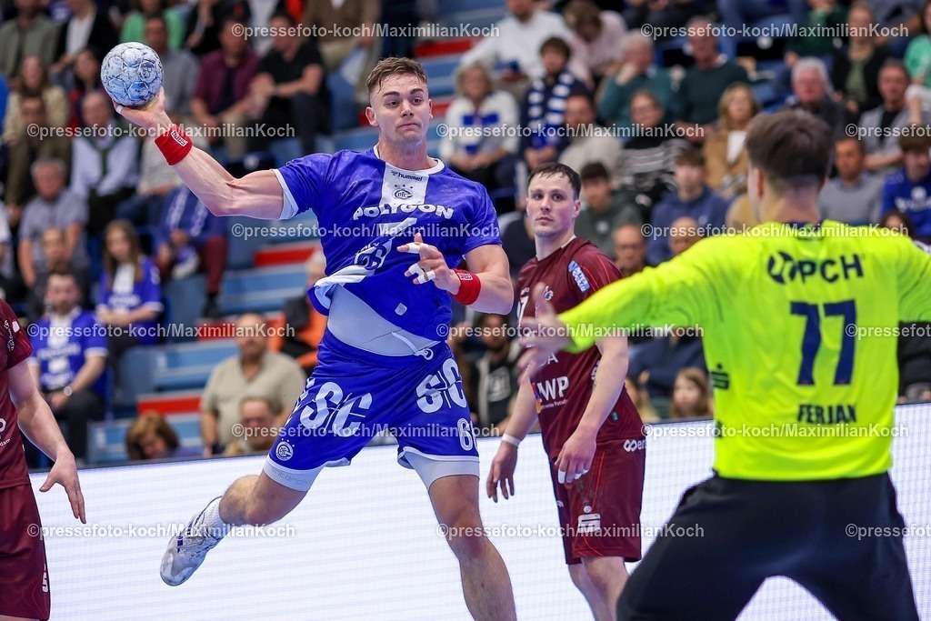 Gum25042501100 | 25.04.2025, Handball, HBL, VfL Gummersbach - 1. VfL Potsdam, Schwalbe-Arena: Stepan Zeman (GUM #66) wirft den Ball auf das Tor von Torwart Mark Ferjan (VfL Potsdam #77) 
