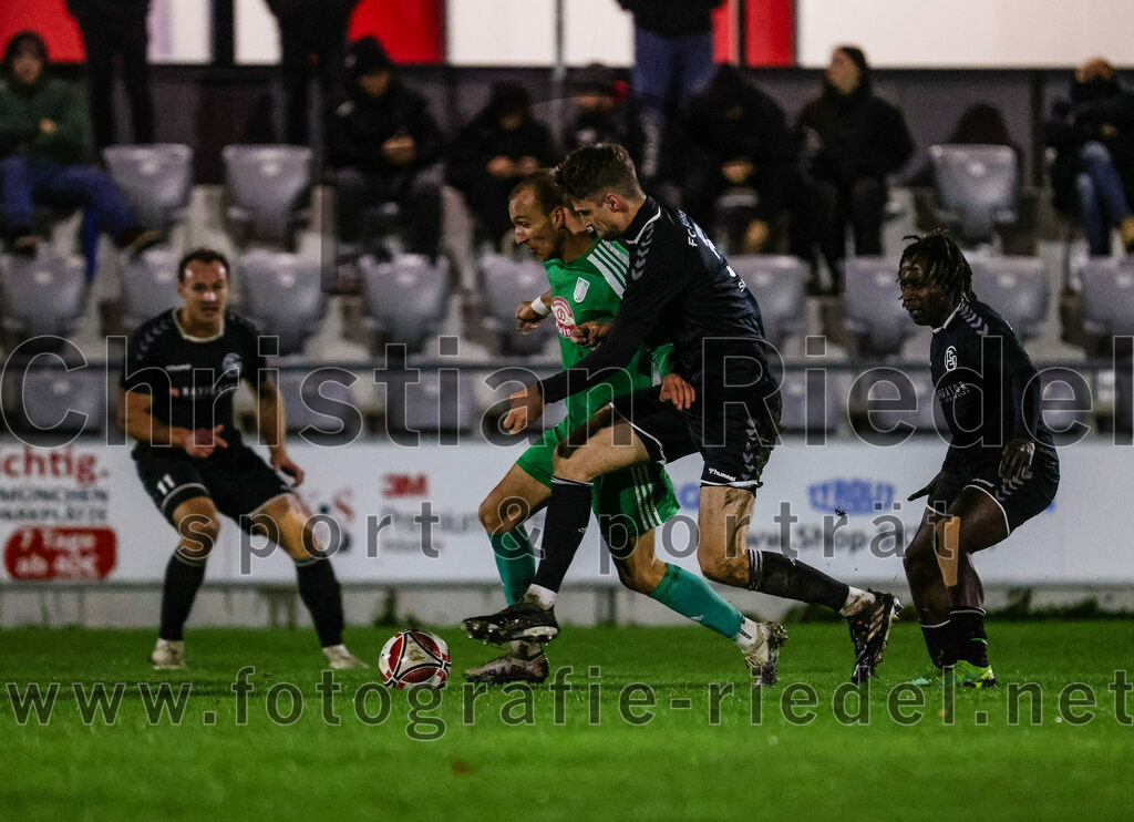 2023-11-03_062_FC_Schwaig_gegen_TuS_Holzkirchen | Oberding, Deutschland, 03.11.2023:
Fußball, Landesliga Südost 2023 / 2024, 19. Spieltag, FC Schwaig gegen TuS Holzkirchen, Endergebnis: 4:1

Leander Haunolder (TuS Holzkirchen, #16), Mario Simak (FC Schwaig, #5)

Foto: Christian Riedel / fotografie-riedel.net
