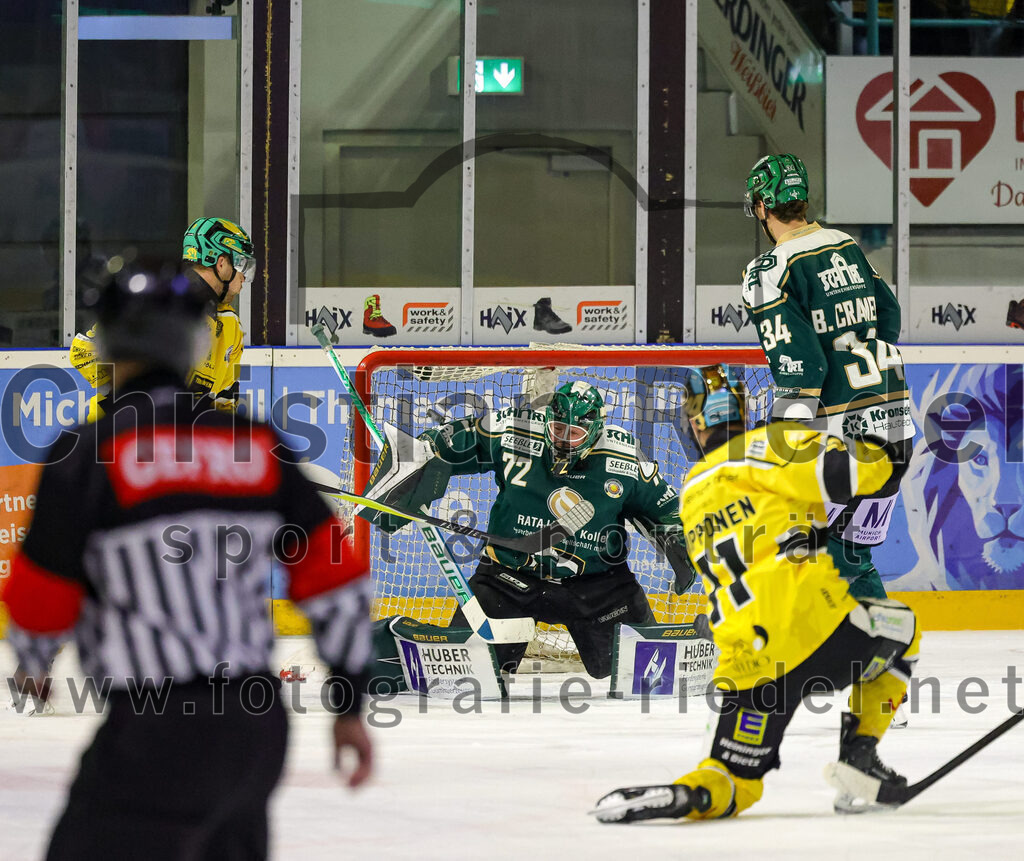 2025-12-19_127_TSV_Erding_gegen_Toelzer_Loewen | Erding, Deutschland, 19.12.2025:Eishockey, Oberliga Süd 2025 / 2026, 27. Spieltag, TSV Erding gegen Tölzer Löwen, Endergebnis: 2:5Torwart David Zabolotny (Erding Gladiators, #72), Topi Piipponen (Tölzer Löwen, #11), Bastian Cramer (Erding Gladiators, #34)Foto: Christian Riedel / fotografie-riedel.net