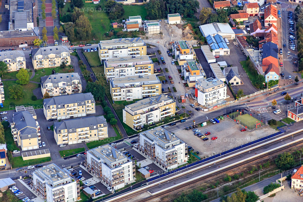 Aerial view: Apartment buildings on All. de Hornberg in Bischwiller in the state Bas-Rhin, France. – Photo: IMG_074262.jpg taken on 10/04/2014 by Werner Riehm/FLY-FOTO.com – Resolution of the original: 5136 x 3424 px