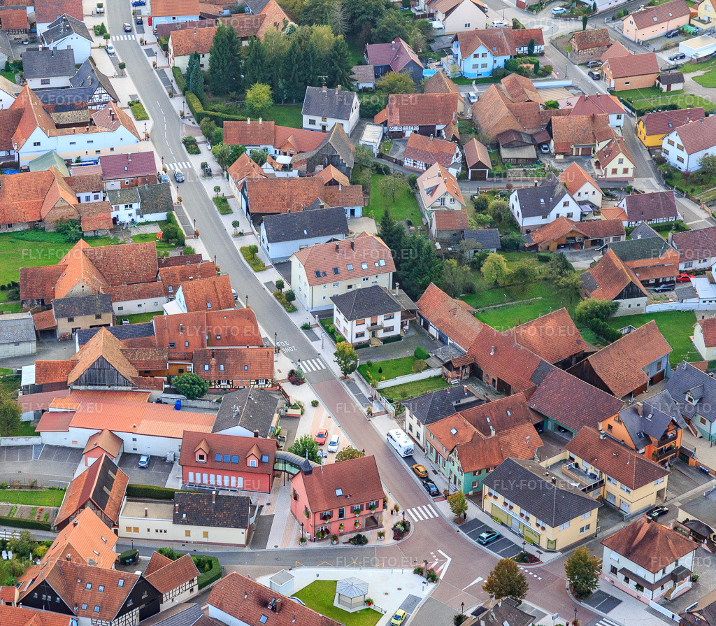 Vue aérienne: Rue Principale à Beinheim dans le département Bas Rhin, France.Photo: IMG_074471.jpg prise le 04/10/2014 par Werner Riehm/FLY-FOTO.euRésolution de l'original: 4104 x 3588 px