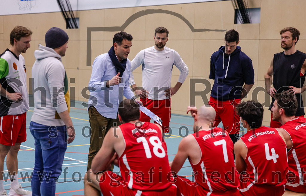 2025-12-06_031_TSV_Vaterstetten_gegen_MTV_1879_Muenchen | Vaterstetten, Deutschland, 06.12.2025:Basketball, 2. Regionalliga Süd 2025 / 2026, 9. Spieltag, TSV Vaterstetten gegen MTV 1879 München, Endergebnis: 58:83Trainer Marijo Knezevic (MTV 1879 München)Foto: Christian Riedel / fotografie-riedel.net