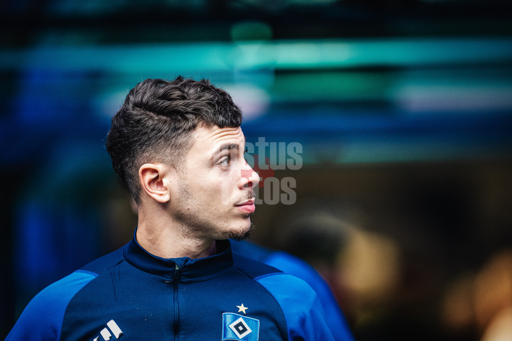 Fußball | Männer | Saison 2023/2024 | 2. Fußball-Bundesliga | 23. Spieltag | Hamburger SV vs. SV 07 Elversberg | 25.02.2024 | William Mikelbrencis (#2, HSV) vor dem Spiel