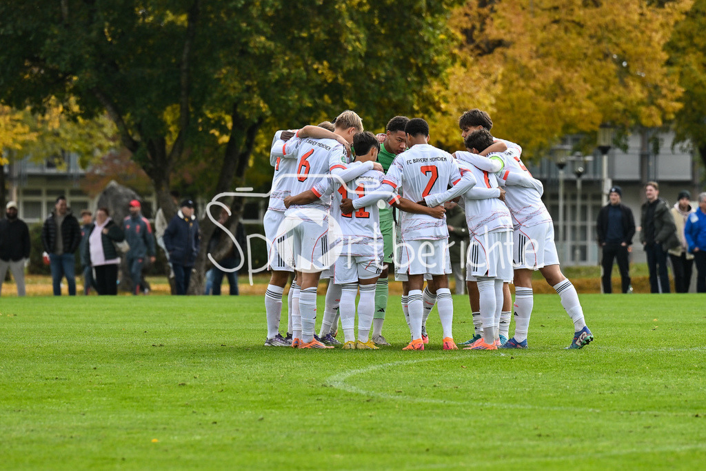 SpVgg Unterhaching U19 - FC Bayern München U19 | Die Spieler der kleinen Bayern motivieren sich nochmal vor der Partie / U19 DFB Nachwuchsliga: SpVgg Unterhaching - FC Bayern München; Sportschule Oberhaching am 18.10.2025