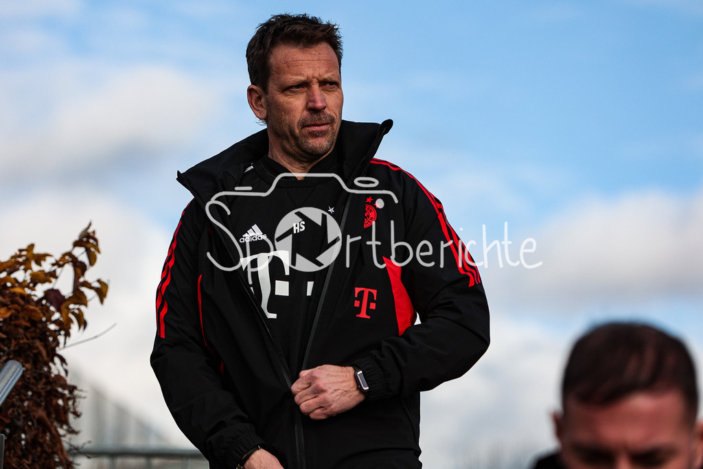 Türkgücü München - FC Bayern Amateure | Amateure Trainer Holger SEITZ in Aktion