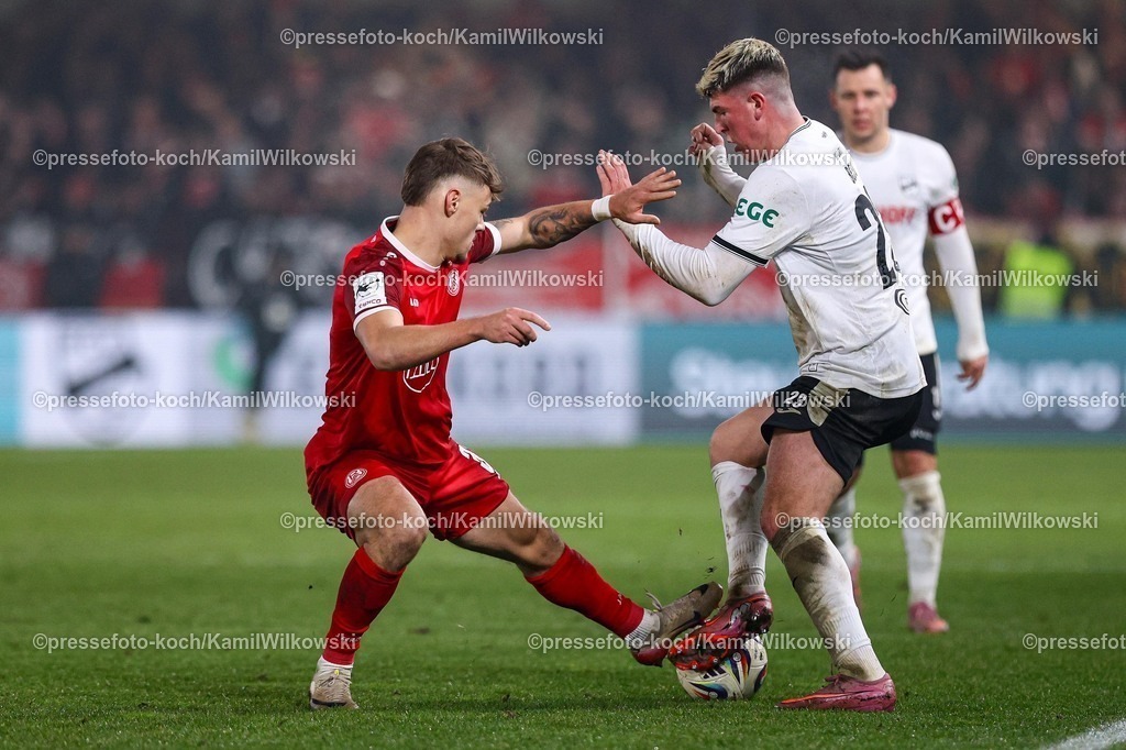 xKWIx13122501056 | 13.12.2025, xKWIx, Fußball, 3. Liga, SC Verl - Rot-Weiss Essen, SPORTCLUB Arena: Alessio Besio (SC Verl #23) im Zweikampf gegen Jannik Hofmann (Rot-Weiss Essen #37) Photo: xKamilxWilkowskixPressefotoKochx