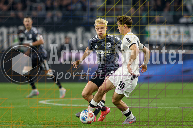 Borussia Mönchengladbach vs Eintracht Frankfurt - Bundesliga  | Mönchengladbach, Deutschland, 27.09.25:   Oscar Hojlund (Eintracht Frankfurt) und Philipp Sander (Borussia Mönchengladbach) im Kampf um den Ball waehrend des Spiels der Bundesliga zwischen Borussia Mönchengladbach vs Eintracht Frankfurt im Stadion im Borussia Park(Foto von Brauer-Fotoagentur / Adrian Schlueter)