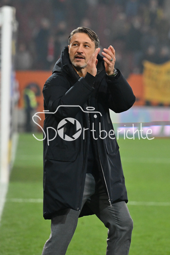 FC Augsburg - Borussia Dortmund | AUGSBURG, GERMANY - the team of Borussia Dortumund celebrating withe the fans after the bundesliga match between FC Augsburg vs. Borussia Dortmund on matchday 9 at WWK Arena on October 31, 2025 in Augsburg, Germany / DFL REGULATIONS PROHIBIT ANY USE OF PHOTOGRAPHS AS IMAGE SEQUENCES AND/OR QUASI-VIDEO / Niko KOVAC headcoach Borussia Dortmund, time, flight