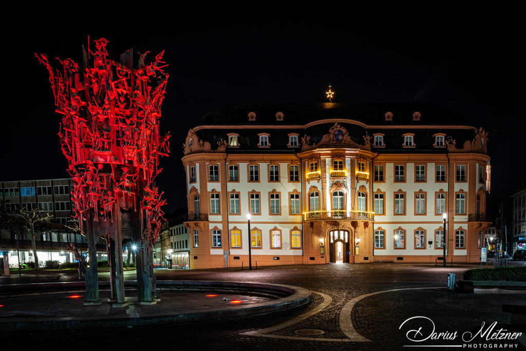 Nachaufnahme des Fastnachtsbrunnens und des Osteiner Hofs | Nachaufnahme des Fastnachtsbrunnens und des Osteiner Hofs