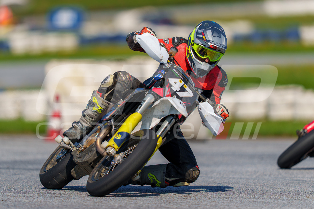 SuperMoto_Staatsmeisterschaft_Greinbach_222 | GRIPcapture steht für authentische Sportfotografie in Österreich – für Momente, die mehr sind als Geschwindigkeit oder Ergebnis. Es geht um Emotion, Spannung, Fokus und den Augenblick, der oft nur einen Wimpernschlag dauert.Ob Motorsport, Teamsport oder 