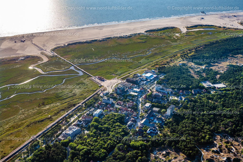 St. Peter-Ording_ELS_5535060822 | SANKT PETER-ORDING 06.08.2022 Sand und Strand- Landschaft an der Seebrücke in Sankt Peter-Ording im Bundesland Schleswig-Holstein. // Sand and beach landscape on the pier in Sankt Peter-Ording in the state Schleswig-Holstein. Foto: Martin Elsen