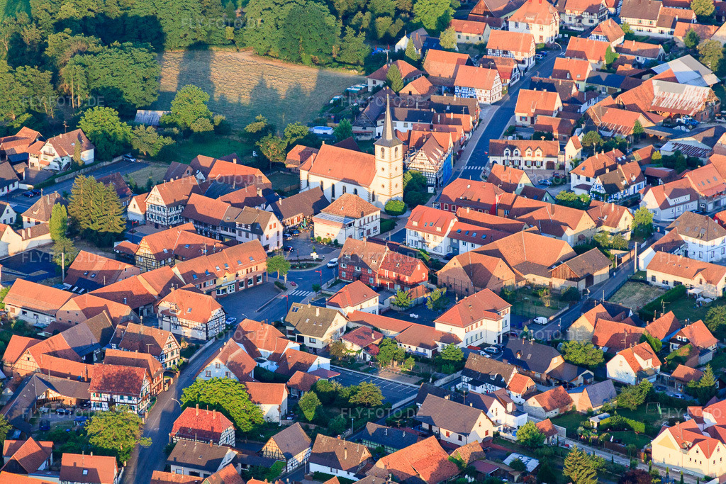 Luftbild: Rue de la Haute Vienne mit Église simultanée de Niederroedern in Niederrœdern im Bundesland Bas-Rhin in Frankreich. – Foto: IMG_67986.jpg vom 19.06.2014 durch Werner Riehm/FLY-FOTO.de – Auflösung des Originals: 4752 x 3168 px