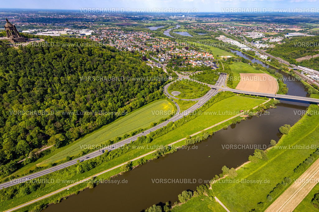 PortaWestfalica240505272Wiehengebirge_Kaiser-Wilhelm-Denkmal | Luftbild, Kaiser-Wilhelm-Denkmal, kulturelles Denkmal, Wiehengebirge und Fluss Weser, Brücke Portastraße, Bundesstraße B61 mit Tunneleinfahrt, Ortsansicht Porta Westfalica, Ostwestfalen, Nordrhein-Westfalen, Deutschland