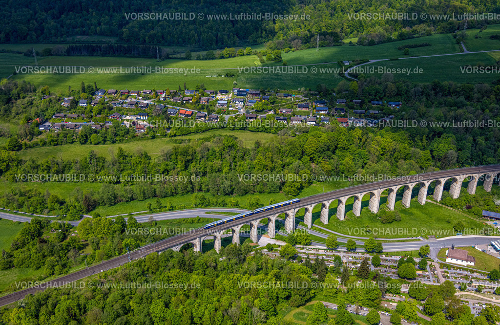 Altenbeken240504500Eisenbahnviadukt | Luftbild, Altenbekener Viadukt, Adenauerstraße, Eisenbahnviadukt Brückenbauwerk, auch Bekeviadukt oder Großer Viadukt genannt, S-Bahn, Friedhof Altenbeken und Kreuzkapelle an der Straße Alter Kirchweg, Wohngebiet Am Stapelsberg, Wiesen und Felder, Ostwestfalen, Altenbeken, Nordrhein-Westfalen, Deutschland