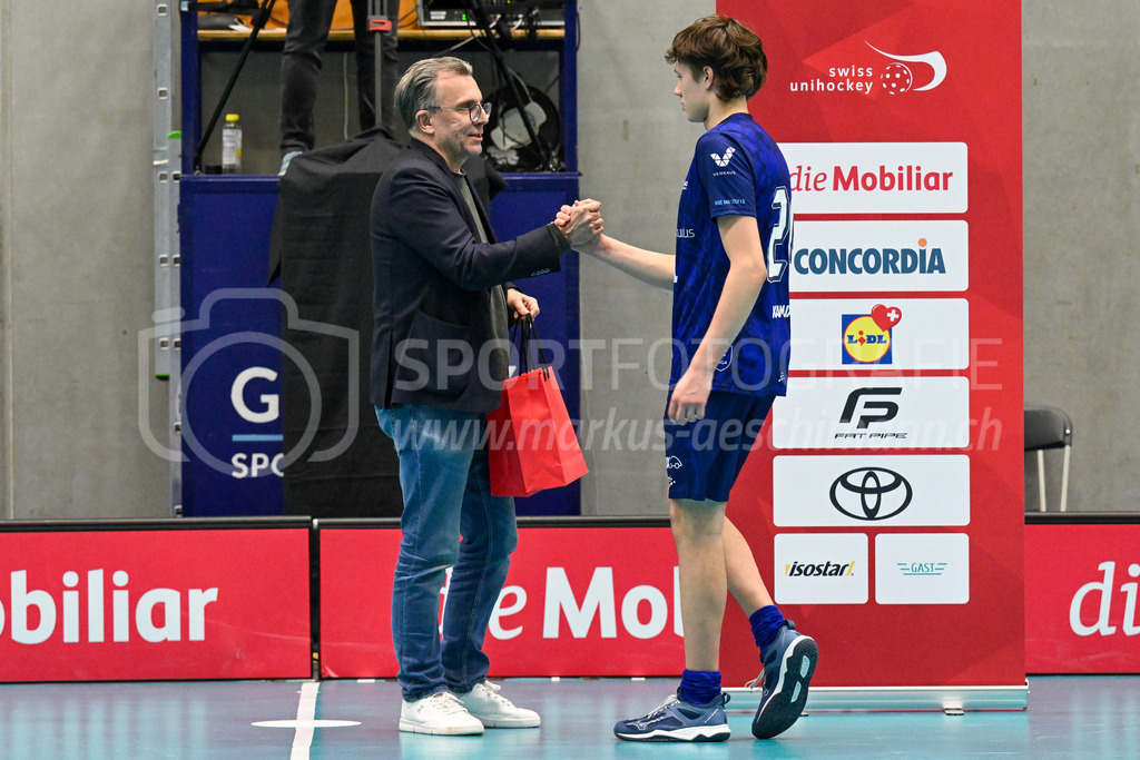 Switzerland U19 vs Finland U19 - 3. February 2024 | Switzerland U19 vs Finland U19
U19 Men International Matches in Switzerland
GoEasy Arena, Siggenthal Station
Best player Finland defender #20 Ilmo Leino with Daniel Bareiss, boss of Swiss Unihockey.
Credit: Markus Aeschimann | <a href="https://www.markus-aeschimann.ch">Sportfotografie Markus Aeschimann</a> | <a href="https://www.instagram.com/sportfotografie.aeschimann">@sportfotografie.aeschimann</a> - Realisiert mit Pictrs.com