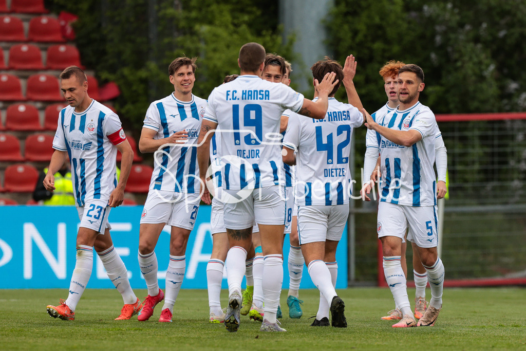 SpVgg Unterhaching - FC Hansa Rostock | Jubel der Gaeste nach dem Treffer zum 0-1 durch Sigurd Hauso HAUGEN (FC Hansa Rostock 18) / Tor / Torschuetze / Freude / Happy / 3. Liga: SpVgg Unterhaching - FC Hansa Rostock, Uhlsport Park am 07.05.2025