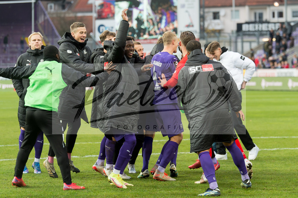 OSNTSV20211106_176 | Fussball, Herren: . Spieler vom VfL Osnabrueck Schlussjubel, jubelt nach dem 3:1 Sieg bei dem Spiel der 3. Liga zwischen VfL Osnabrueck und TSV 1860 Muenchen im Stadion an der Bremer Bruecke am 06.11.2021 in Osnanbrueck, Deutschland.DFB / DFL REGULATIONS PROHIBIT ANY USE OF PHOTOGRAPHS AS IMAGE SEQUENCES AND/OR QUASI-VIDEO. - Realisiert mit Pictrs.com