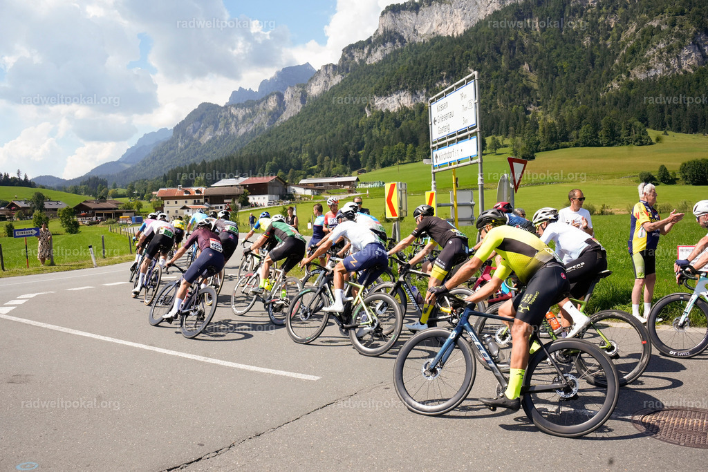 628_20230817_Bewerb_Maenner_Muehlanger | AUT - OESTERREICH, 2023-08-16: SPORT RENNRAD-FAHREN - 55. INTERNATIONALER RADWELTPOKAL IN ST. JOHANN IN TIROL  - Vintage-Radrennen mit WM-Bronze-Medaillen-Siegerin Christina Schweinberger, den Teilnehmer und Alexander Baumann (vom Orginastions-Team) - TAG 2 BEWERB MAENNER IN SECHS GRUPPEN  ; Foto: Roland Muehlanger