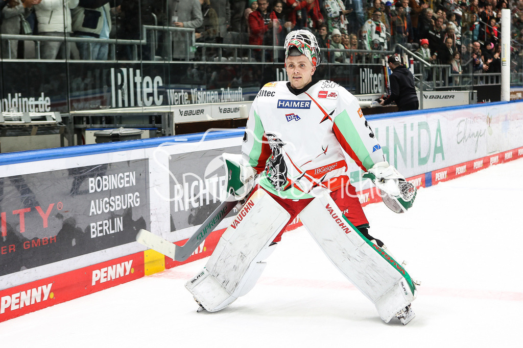 Augsburger Panther - Nürnberg ICE Tigers | Markus KELLER (AEV #35) feiert  zusammen mit den Fans den 6-2 Heimsieg im DEL Retro Spiel gegen Nuernberg / Retro Derby