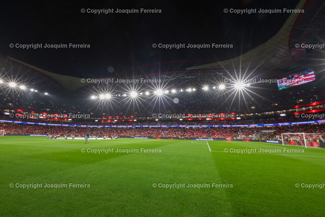 02.10.2024_ xJFAx Championsleague SL Benfica - Atl_tico Madrid_0238 Kopie | Portugal, Lisbon 2. October 2024 Uefa Champions League phase 2024/25 Matchday 2, S.L.Benfica - Atletico de Madrid v.l., Symbolfoto, Symbolbild: Lichtshow im Innenraum  - Realisiert mit Pictrs.com