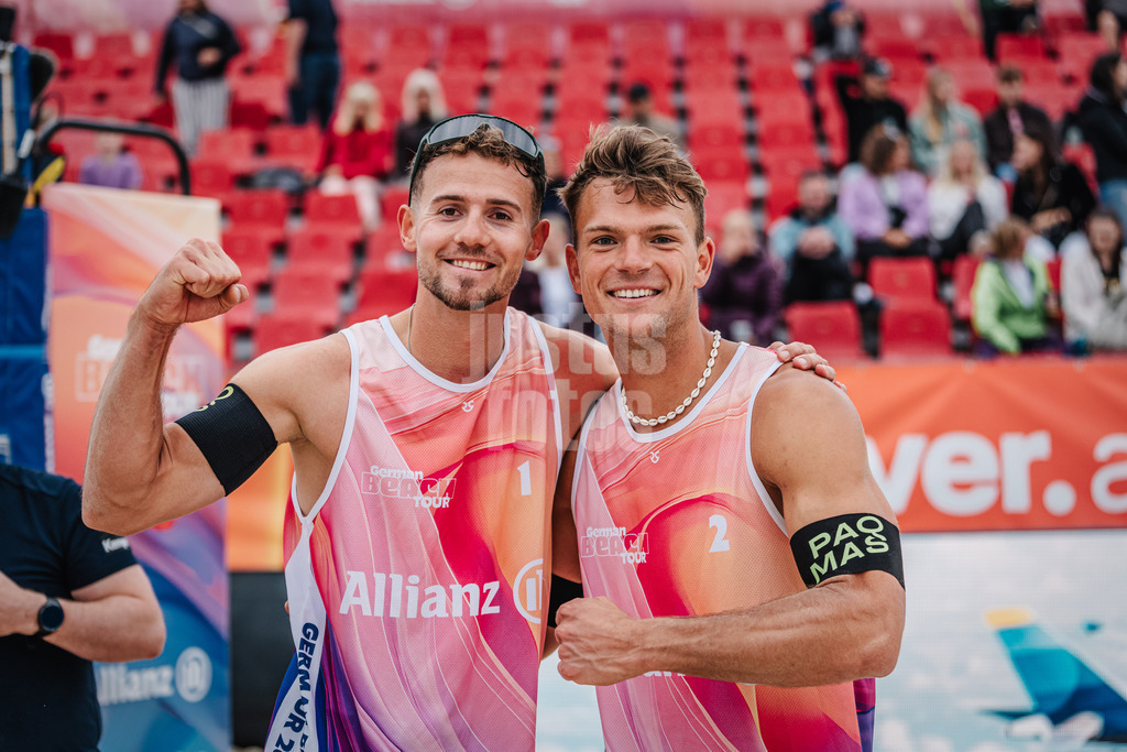Beachvolleyball | Männer | German Beach Tour 2024 | Tourstop Bremen | 07.06.2024 | v.l. Jonas Sagstetter und Daniel Kirchner glücklich nach dem Sieg