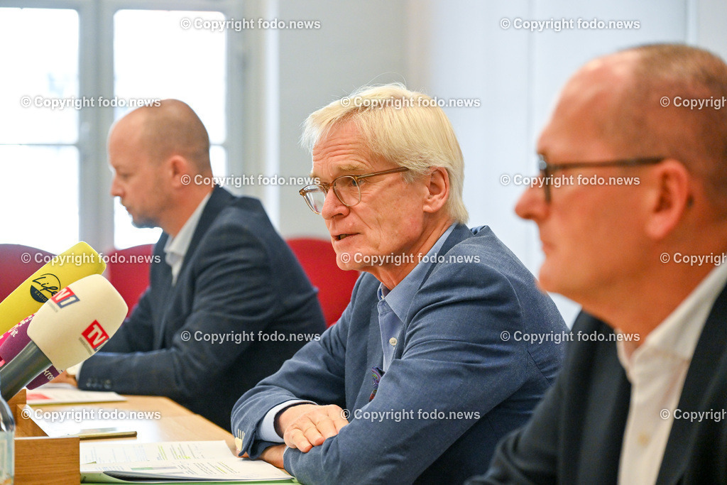 Pressekonferenz WKO_ Energiewende_ 10.07.2023-5 | 10.07.2023, Presseclub Linz, AUT, Pressekonferenz WKO Oberoesterreich, Energiewende - Die Zeit draengt - jetzt alle Weichen richtig stellen, im Bild Robert Tichler (Geschaeftsfuehrer des Energieinstituts an der JKU), Clemens Malina-Altzinger (Vizepraesident der Wirtschaftskammer Ooe), Gerald Silberhumer (Direktor der Wirtschaftskammer Ooe)