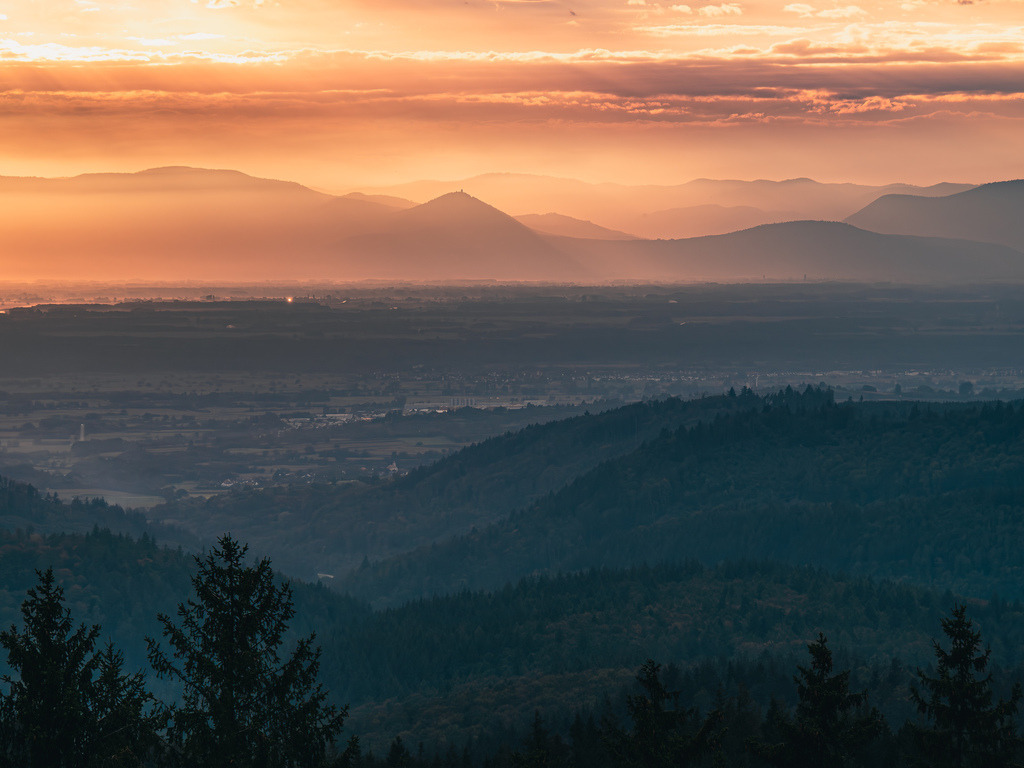 Herbstliche Schwarzwaldaussicht | Blick vom Hünersedel auf die Rheinebene und die Vogesen - Realisiert mit Pictrs.com